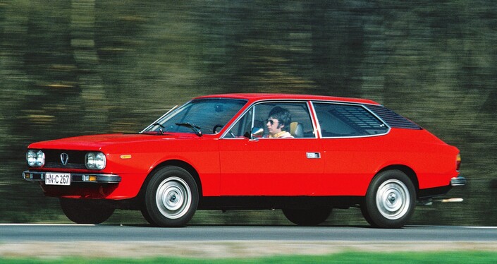 Pour 1976, la Lancia Beta HPE gagne un 2,0 l de 120 ch, version reconnaissable à sa nouvelle calandre noire à trois barrettes chromées sur sa partie basse.