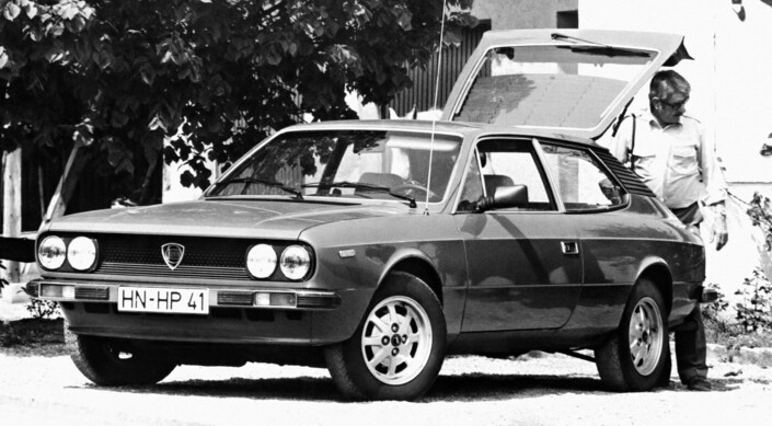 En 1978, la Lancia Beta HPE adopte des projecteurs séparés, un nouveau rétro extérieur réglables de l'intérieur et un tableau de bord inédit.