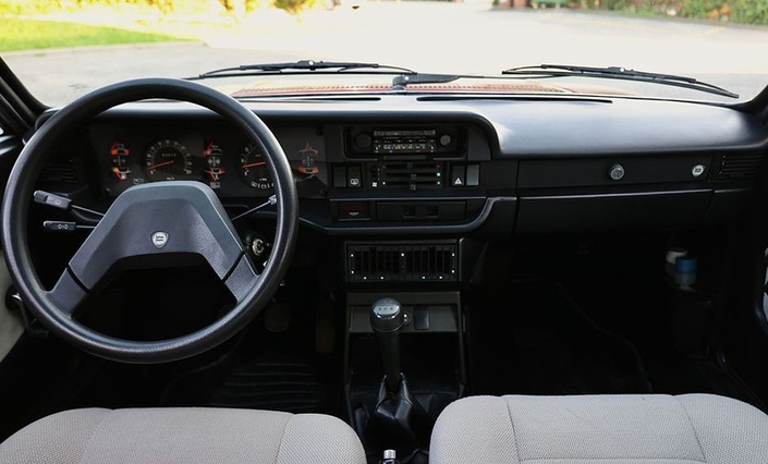 Le deuxième tableau de bord de la Beta HPE, ici en 1980, gagne en ergonomie et en qualité, mais son aspect est plutôt austère.