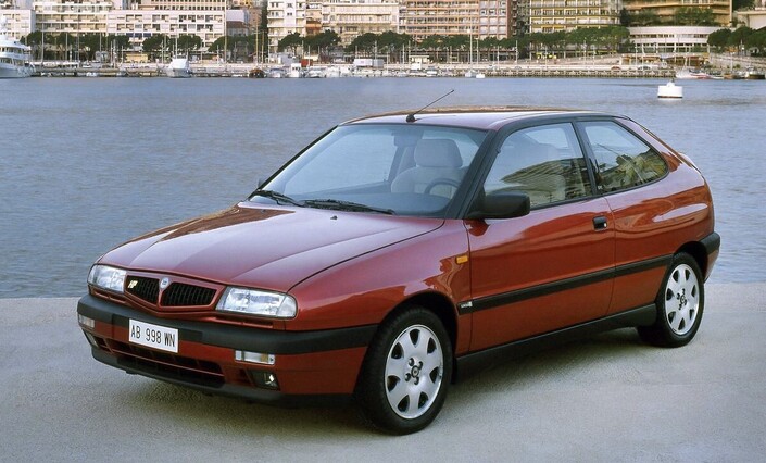 Certes, la Lancia Delta HPE, ici une HF en 1995, n'a pas l'élégance de la Beta, d'ailleurs, ce n'est plus un break de chasse, mais elle exhale un certain caractère.