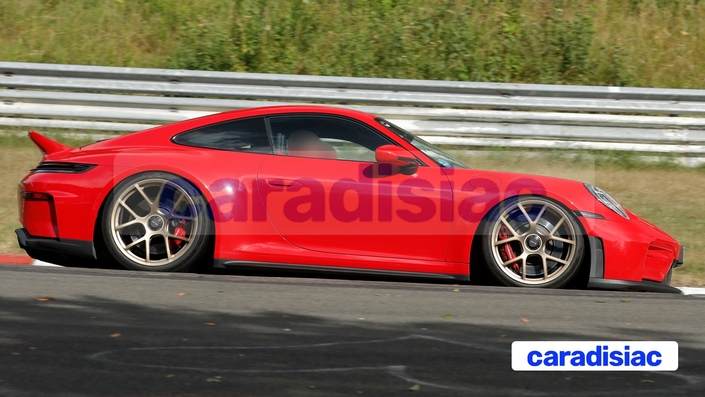 Rouge flamboyant pour cette Porsche GT3 qui est affublée d’un aileron en « queue de canard ». C’est un élément aérodynamique totalement inédit dans la gamme de cette sportive. Il pourrait s’agir d’une nouvelle variation de la GT3 après les S/T et S/C.