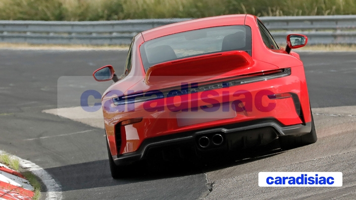 La Porsche GT3 réalise des essais à haute allure afin de bien cerner le comportement routier de cette auto et des avantages ou désavantages à tirer de l’utilisation de cet aileron inhabituel. Les essais de cette auto devraient se poursuivre, sur route et sur circuit, pendant quelque temps.