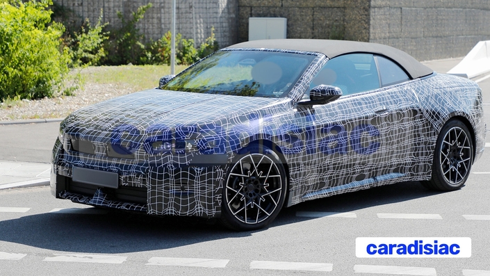 Le cabriolet BMW i4 se prépare tout doucement, car il ne devrait être en concession qu’en 2028. Pour le moment le prototype de ce modèle découvrable est très camouflé, mais l’on peut voir qu’il se distingue, au niveau de la face avant, de la berline BMW i3.