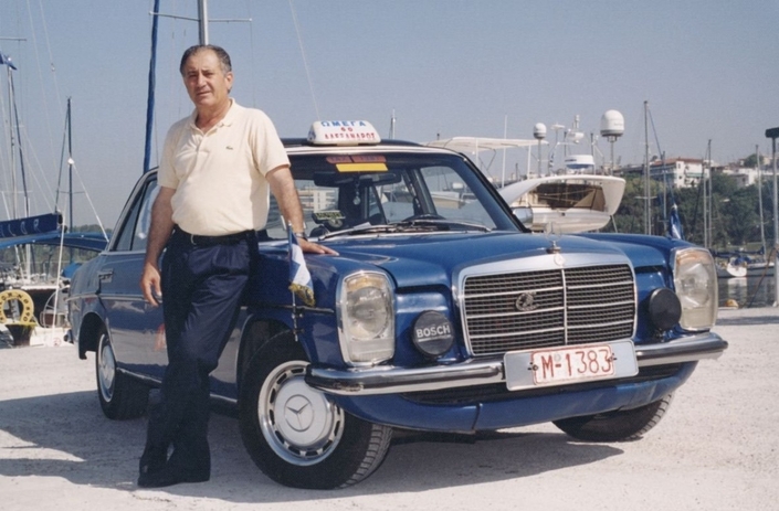 Ce chauffeur de taxi grec a emmené sa Mercedes 240D W115 de 1976 à quelque 4,7 millions de km. Pour du développement durable...
