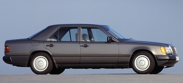 La dernière Mercedes "frugale", la W124, apparue en 1984. C'est la dernière berline moyenne à avoir été conçue dans un esprit traditionnel, c'est aussi celle par laquelle Mercedes a changé de stratégie, au détriment de la qualité, lors de son restylage de 1993.