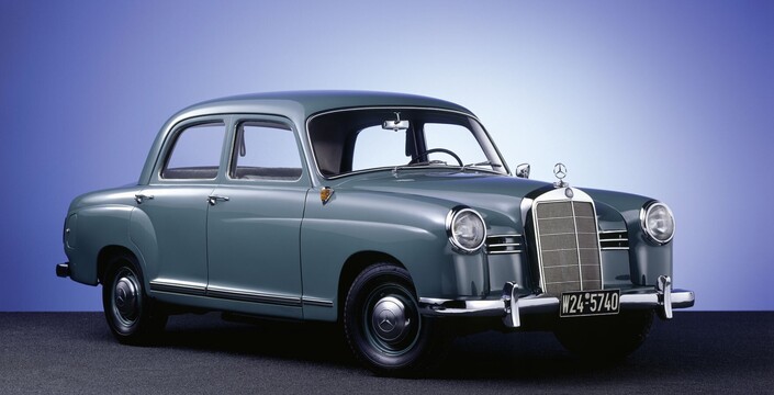 Première vraie nouvelle Mercedes de l'après-guerre, la W120, lancée en 1953, était surnommée Ponton à cause de sa carrosserie intégrant les ailes. Une allure simple, moderne et sans fioritures qui a connu le succès.