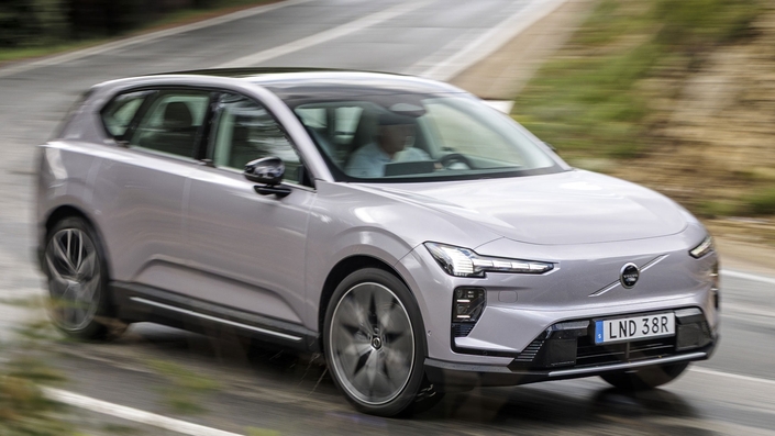 Toujours suédoise, la marque Volvo est depuis 2010 la propriété du groupe chinois Geely. Sa dernière nouveauté est le SUV électrique Volvo EX60 produit à Torslanda en Suède.