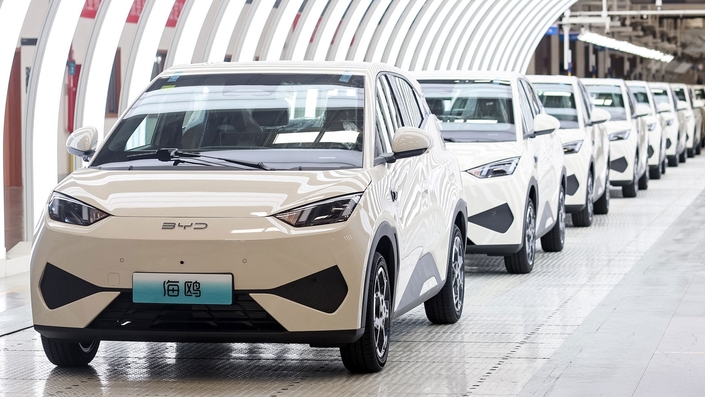 La production de la BYD Dolphin Surf commence en Europe, mais c’est en Chine que celle-ci vient de franchir le cap du million de véhicules produits. Cette petite électrique qui va être renouvelée prochainement et devenir plus grande. Ce sera une arme de conquête pour BYD en Europe.