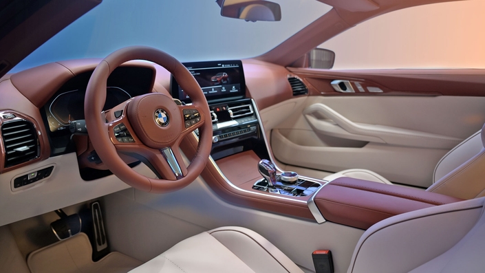 Selon nos chasseurs de scoop, le mobilier du véhicule de série (entraperçu au travers du vitrage sur le modèle d’essai) est en tout point conforme à celui du concept-car. © BMW