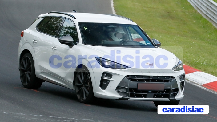 Cupra comme l’ensemble des constructeurs a pour terrain de jeu le Nürburgring. Un circuit qui est difficile à parcourir à haute vitesse en raison de la déclivité, du nombre impressionnant de virages souvent sans visibilté. Le Cupra Terramar VZ5 semble se sortir plutôt bien de cette épreuve.