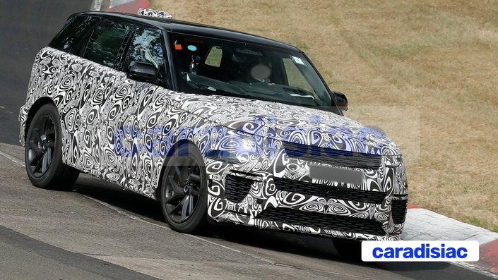Encore en période d’essai, le Range Rover Sport restylé profite de son passage sur le Nürburgring pour y peaufiner son comportement routier. Le camouflage est toujours là, mais il disparaît un peu de la face avant pour améliorer le refroidissement du moteur.