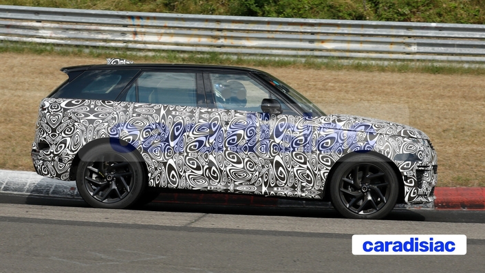 Le principal investissement de Land Rover concerne les modèles électriques dont un futur Range Rover Sport Electric, mais la marque ne peut pas laisser ses modèles thermiques sans améliorations. C’est pour cela que le restylage du Range Rover Sport intervient maintenant, afin de lui permettre de poursuivre sa carrière commerciale.