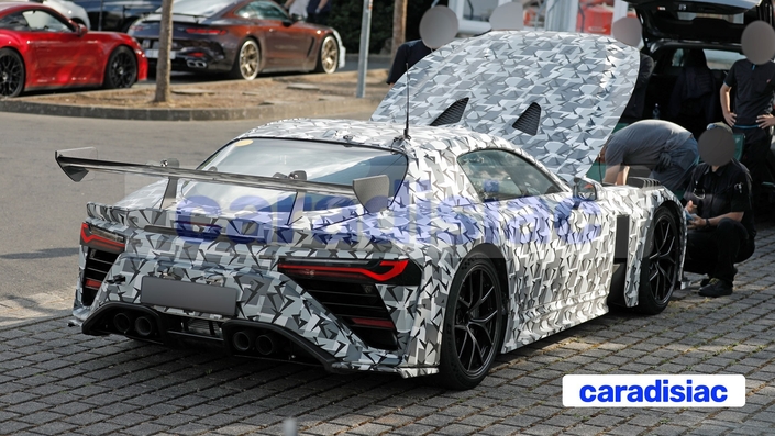 Aileron imposant à l’arrière, lame avant modifiée et ajout de quelques ailettes sur le bouclier, la Toyota GR GT ainsi équipée du pack « Piste » peu avaler les kilomètres sur la célèbre piste de la Nordschleife et tenter de réaliser un record.