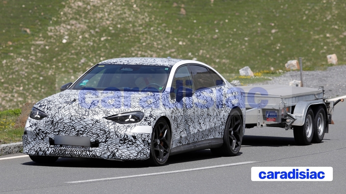 Traînant une lourde charge sur une remorque, la Mercedes-AMG Classe C EQ visite les Alpes autrichiennes. Cette auto sera lancée l’année prochaine et son groupe motopropulseur devrait développer une puissance proche des 700 ch.