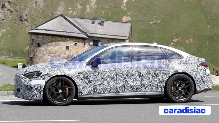 Pour Mercedes-AMG, l’aspect visuel compte tout autant que les performances et l’on peut apercevoir malgré le camouflage, les ailes élargies de ce modèle afin de contenir une monte pneumatique plus large. Ce modèle sportif est également équipé d’un système de freinage ultra-performant.