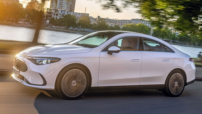 La Mercedes CLA prêtera sa plateforme multi-énergies et ses motorisations électriques et thermiques (MHEV 48V) à la future Mercedes Classe A de cinquième génération. L’arrivée de cette nouvelle génération de Classe A est prévue en 2028.