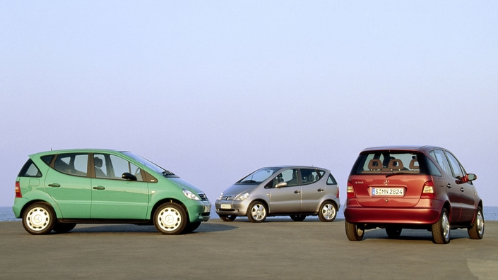 La première génération de Mercedes Classe A était une sorte de minispace. Elle date de 1997 et si elle a connu quelques soucis à ses débuts (échec au test dit de l’élan), ce qui a retardé son lancement commercial, elle s’est vendue à plus d’un million d’exemplaires.