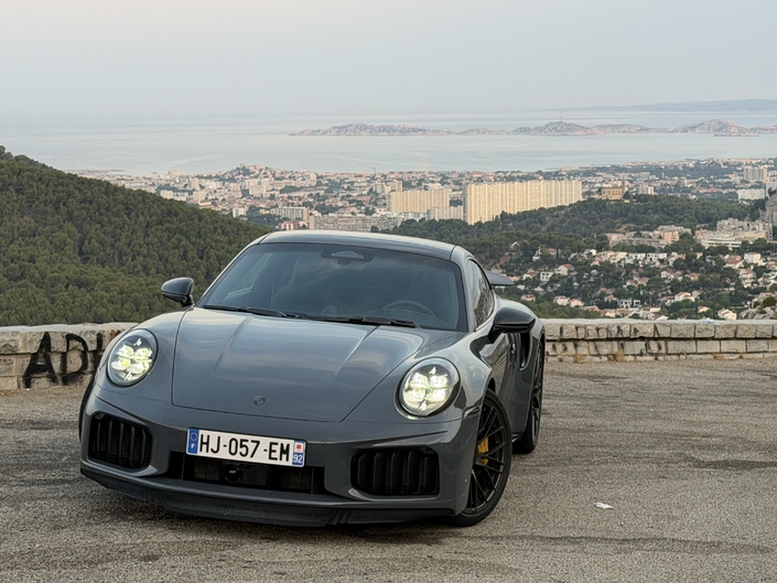 Une Porsche 992.2 Turbo S au-dessus de Marseille.