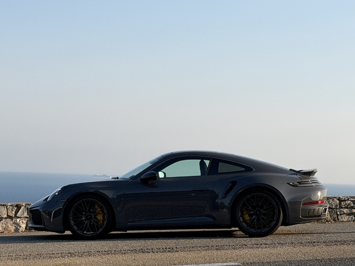 seuls les connaisseurs distinguent immédiatement la « Turbo » des autres 911.
