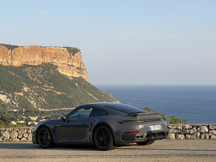 La 911 Turbo S est la seule version de la gamme à utiliser la caisse large (avec la GT3 RS).