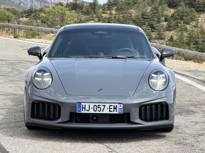 Sous cet angle, la Turbo S ressemble beaucoup à une « gentille » GTS.