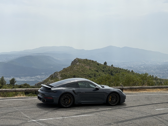 Sur un large col de montagne, on aurait du mal à citer une autre voiture capable de suivre cette 911 Turbo S...