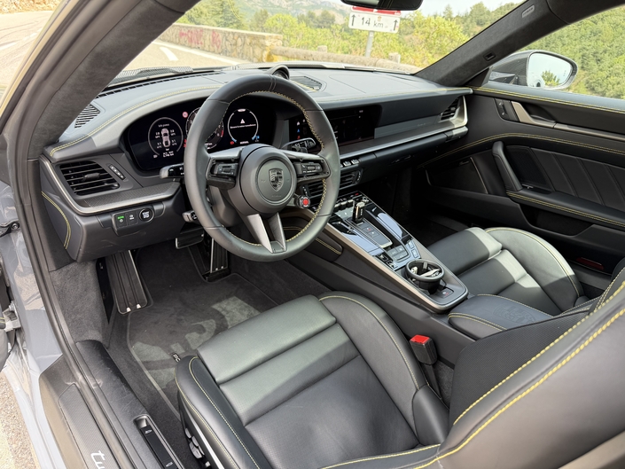 A l’intérieur, la 911 Turbo S offre une finition parfaite et un équipement technologique de pointe. Il y a aussi deux petites places arrière en option gratuite.