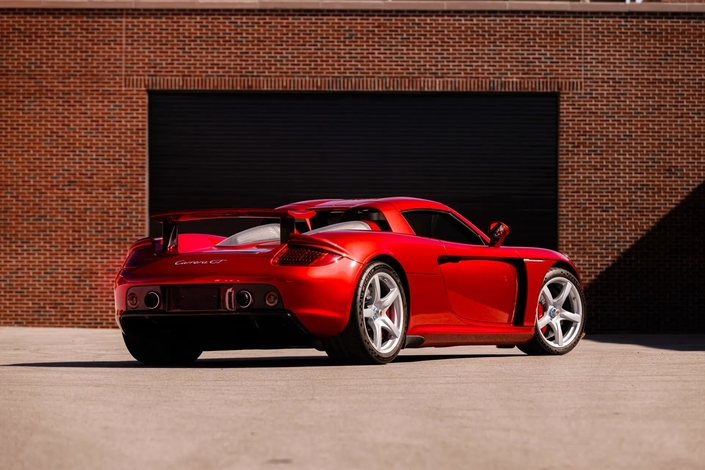 Oui, un fan Ferrari a repeint sa Carrera GT en Rosso Fuoco