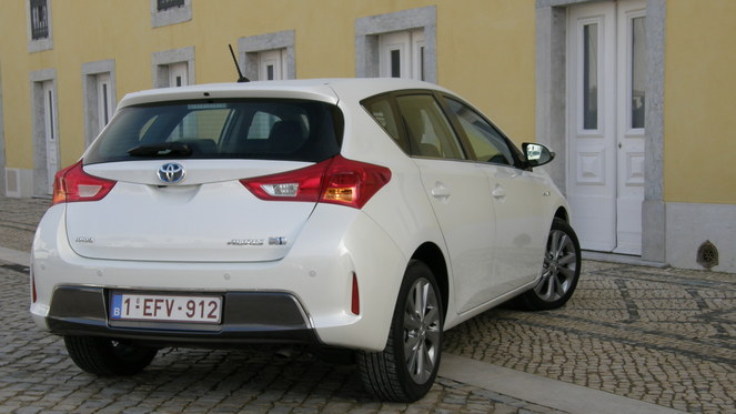 Essai vidéo - Toyota Auris II  : mieux que la Golf ?