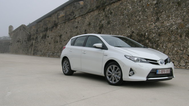 Essai vidéo - Toyota Auris II  : mieux que la Golf ?