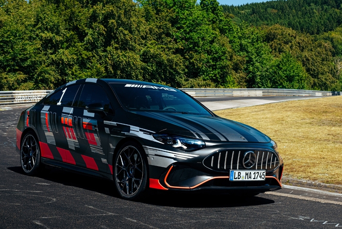La Mercedes pause sur le célèbre circuit allemand.