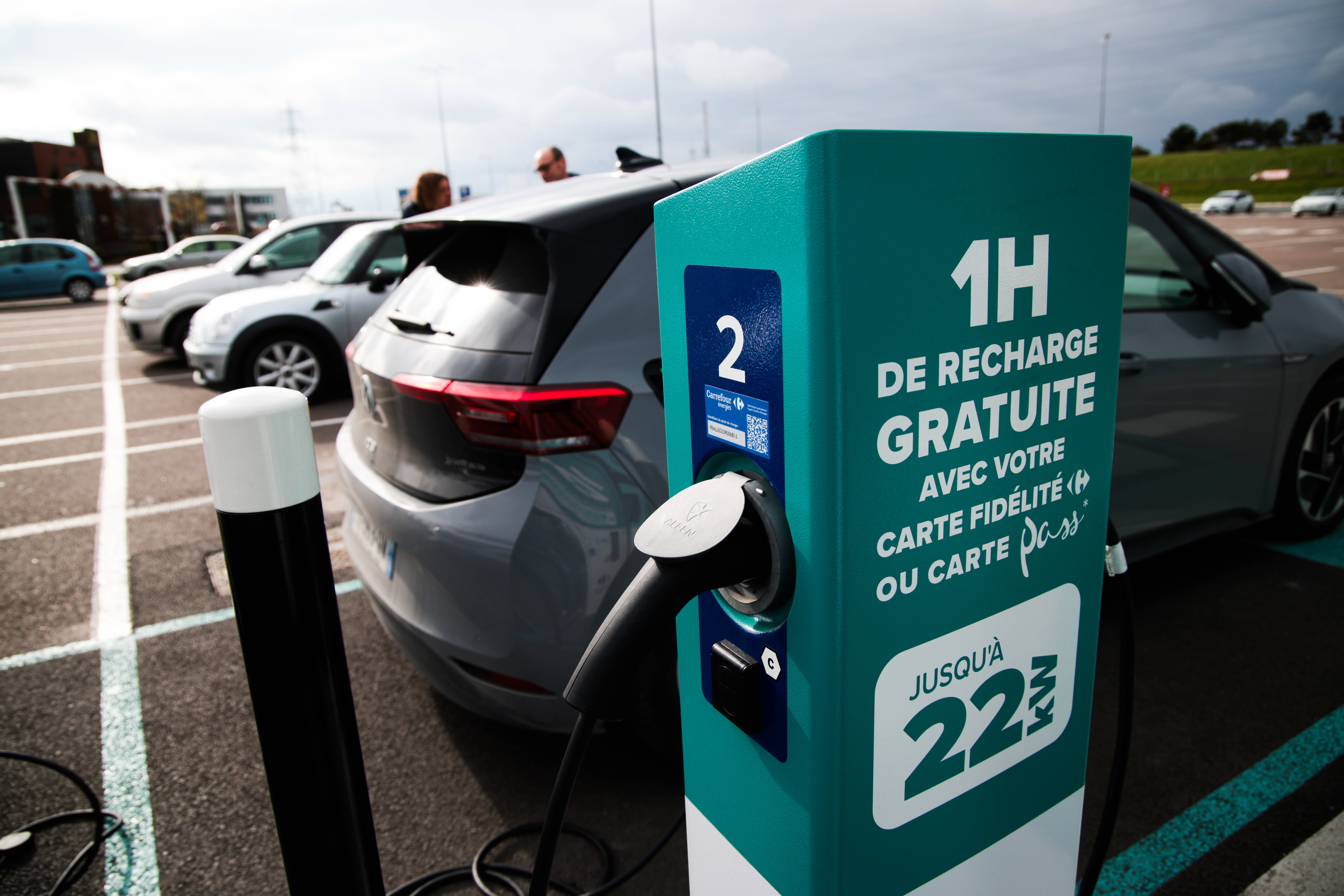 Voitures électriques : les grandes surfaces tiennent leurs clients par ...
