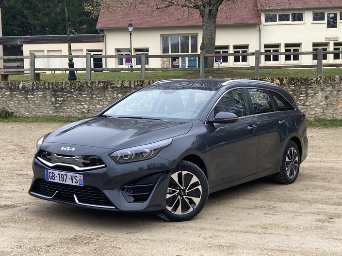 Kia Ceed SW (2022) - Les premières images de l'essai en direct + premières impressions de conduite