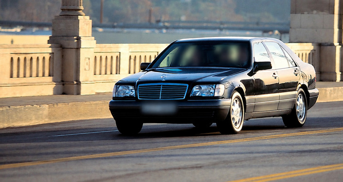 A la dernière minute, pour tromper les photographes, le couple monte à l'arrière d'une Mercedes Classe S280 louée par le Ritz (photo d'illustration) - Crédit Mercedes Benz