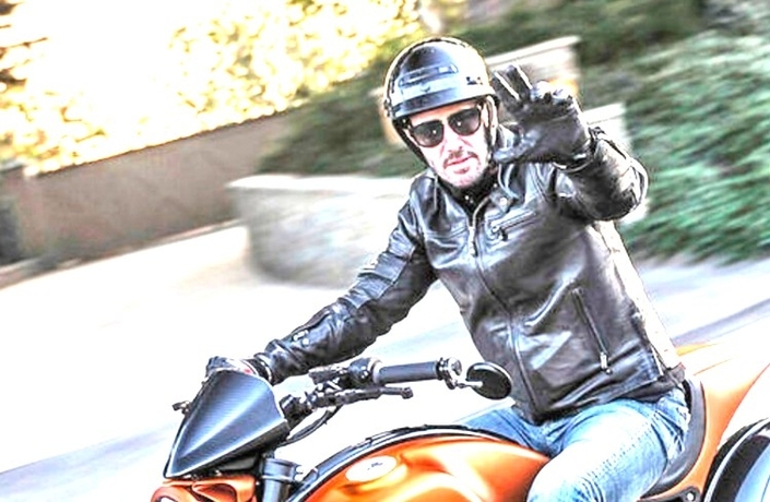 Lever la main pour dire merci à moto : bien plus qu’une simple politesse !