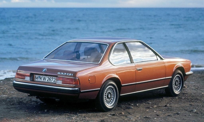 D'une rare finesse, la poupe de la BMW 633 CSI arbore pourtant un bouclier qui n'est pas du tout raccord avec le pare-chocs métallique à l'avant...