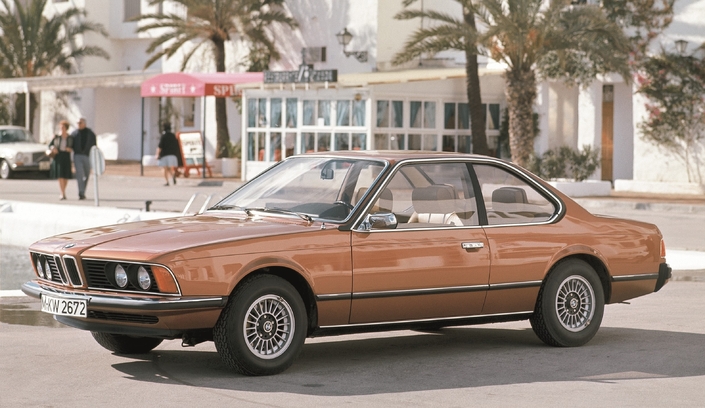 Le museau "shark nose" est poussé à un paroxysme sur la BMW Série 6, première de la lignée, début 1976. La marque avait une façon élégante de travailler sa différence.