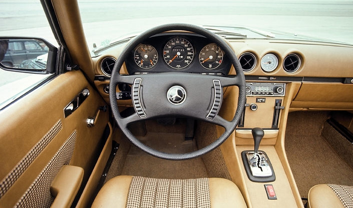Ergonomie et sécurité passive ont été peaufinées à l'extrême dans la Mercedes 350 SLC. Mais la présentation, très plastique et on ne peut plus sobre, ne fait pas très haut de gamme...