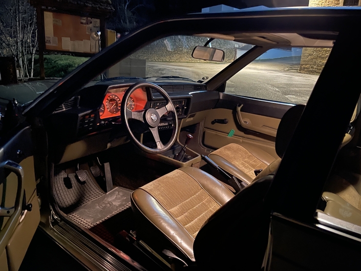Superbe planche de bord dans la BMW 633 CSI. L'éclairage ambré des cadrans est censé reposer les yeux en conduite nocturne. Cet exemplaire, allemand d'origine, se passe des vitres électriques montées de série en France.