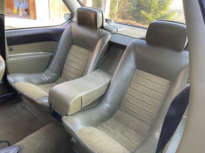 Non, les places arrière de la BMW 633 CSI, ici une auto de 1976, ne sont pas très spacieuses, mais quel design soigné ! Les vitres sont descendantes.
