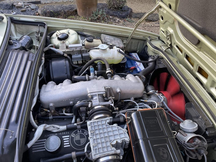 Le 6-en-ligne M30B32 de la BMW 633 CSI est très fiable à condition de bien en surveiller le circuit de refroidissement. Ici, le ventilateur fonctionne bien !