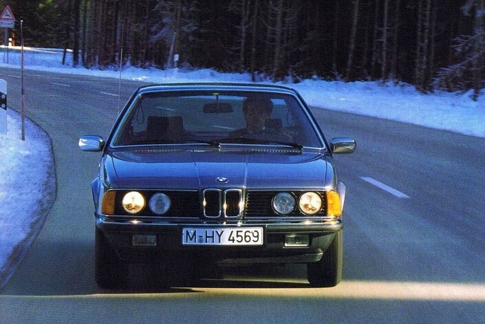 Beaucoup de plaisir au volant de la BMW 633 CSI, grâce au moteur onctueux et aux commandes précises. Mais il n'y a que 4 vitesses, ce qui s'entend sur autoroute.