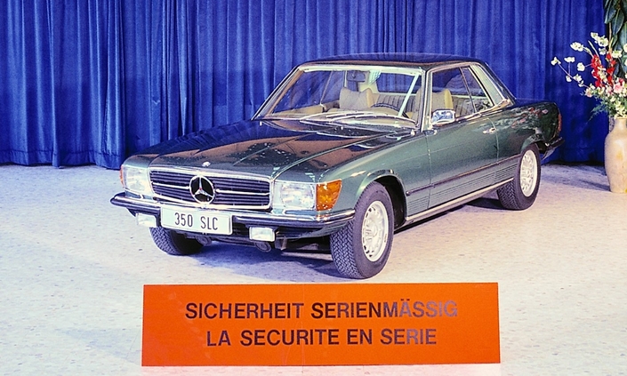 Au moins, le message est clair : la Mercedes 350 SLC, présentée fin 1971 à Paris, vise surtout la sécurité passive. Ce rétroviseur réglable de l'intérieur ne sera initialement pas homologué en France...