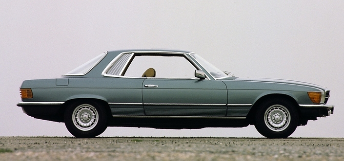 De profil, les volumes bizarrement équilibrés montrent que le coupé Mercedes SLC, lancé fin 1971, n'est qu'un SL R107 rallongé au dernier moment. L'absence de montant central allège la ligne, mais les jantes alliage sont en sus.