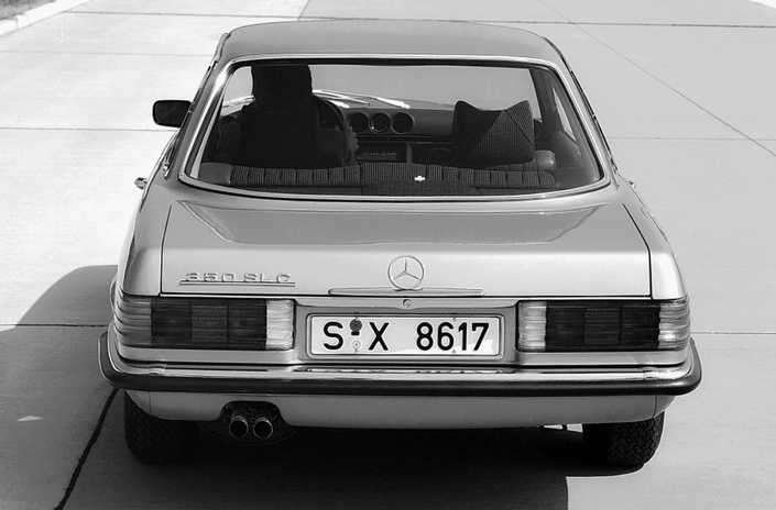 Les feux arrière de la Mercedes 350 SLC ne sont pas striés que par fantaisie : cette particularité leur permet de rester luminueux même quand ils sont sales.