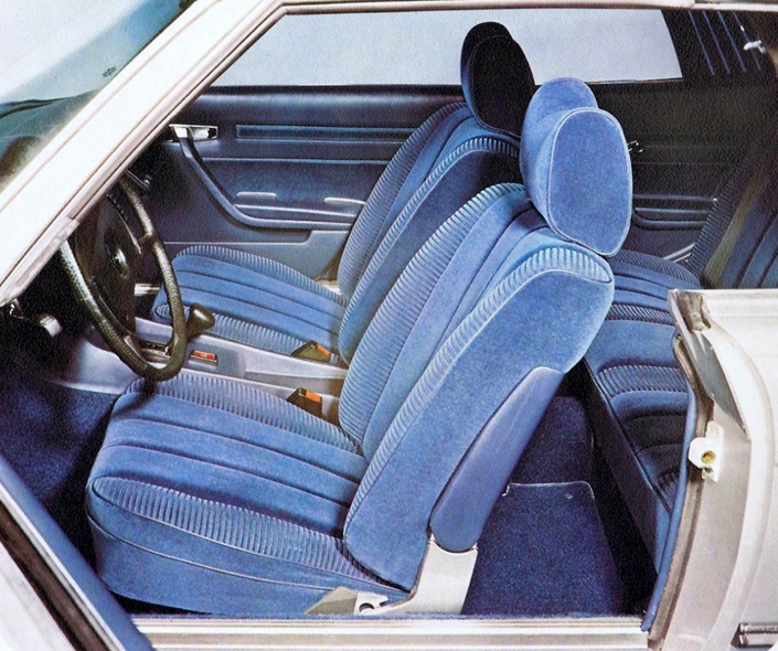 Plus de place que dans la BMW, à bord de la Mercedes. La sellerie velours optionnelle ajoute un cachet essentiel à l'habitacle.