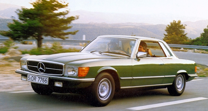 Belle allonge pour le V8 de la Mercedes 350 SLC, qui s'exprime mieux dans les tours qu'à bas régime. La suspension très souple ne compromet pas la rigueur du comportement routier.