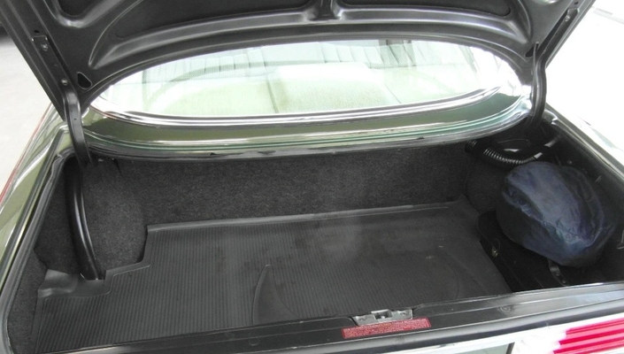 A 310 litres, le coffre de la Mercedes 350 SLC est tout juste suffisant pour quatre passagers.