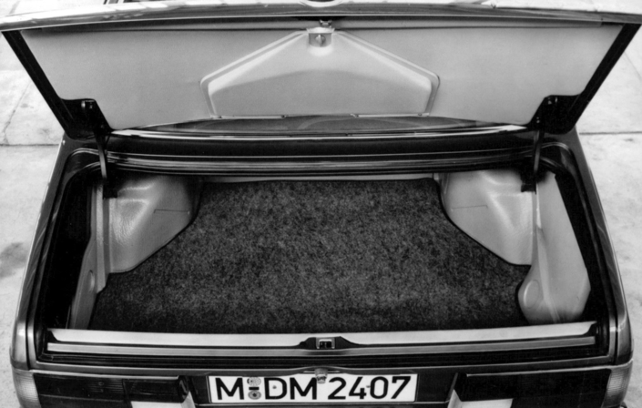 A 410 litres, la malle de la BMW 633 CSI est plus vaste que celle de sa rivale, et comporte une trousse à outils.