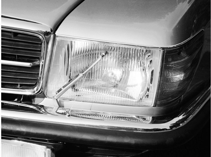La Mercedes 350 SLC peut recevoir des lave-phares bien visibles, qui faisaient chic dans les années 70.